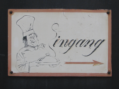 872054 Afbeelding van het geschilderde bordje 'ingang' van bistro Chez Jacqueline (Korte Koestraat 4) op de zijgevel in ...